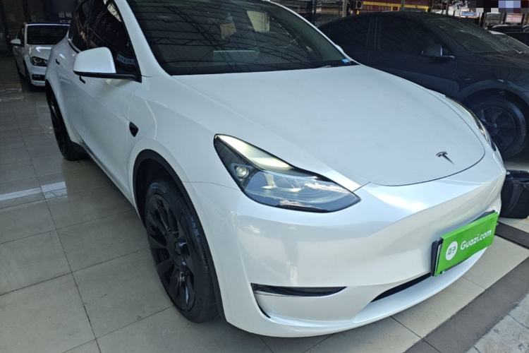 Used Tesla Model Y 2024 Long-Range All-Wheel-Drive Version Front Right 45 Deg