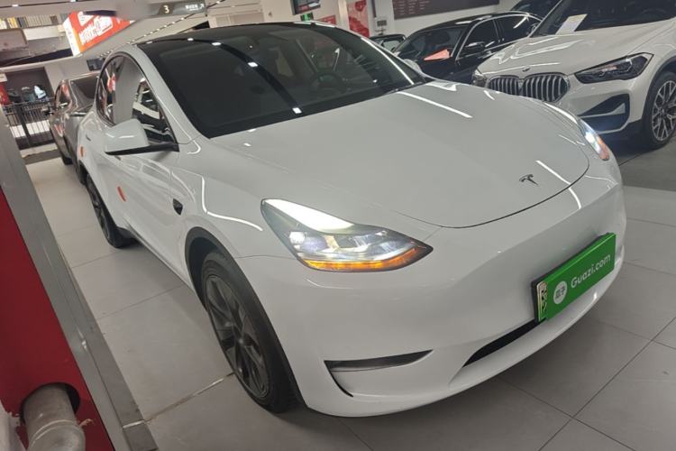 Used Tesla Model Y 2024 Long-Range All-Wheel-Drive Version Front Right 45 Deg