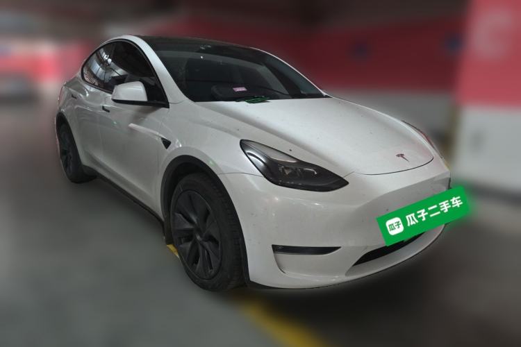 Used Tesla Model Y 2024 Long-Range All-Wheel-Drive Version Front Right 45 Deg