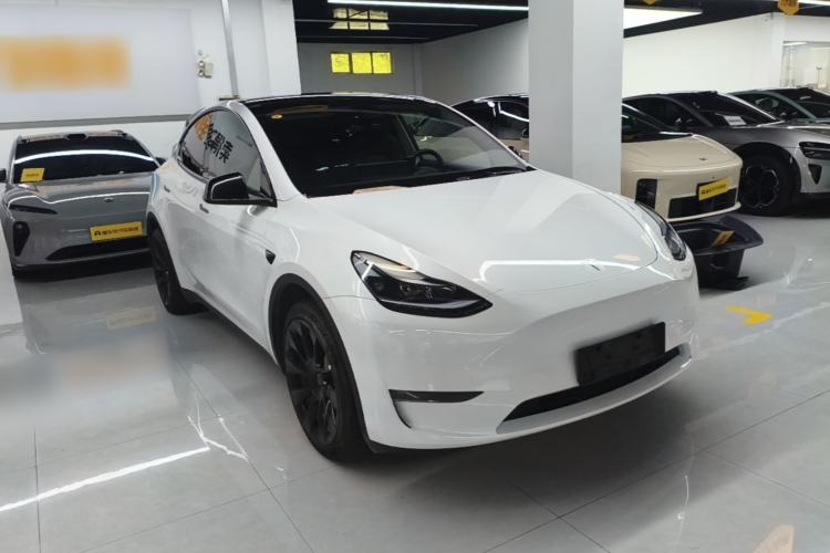 Used Tesla Model Y 2024 Long-Range All-Wheel-Drive Version Front Right 45 Deg