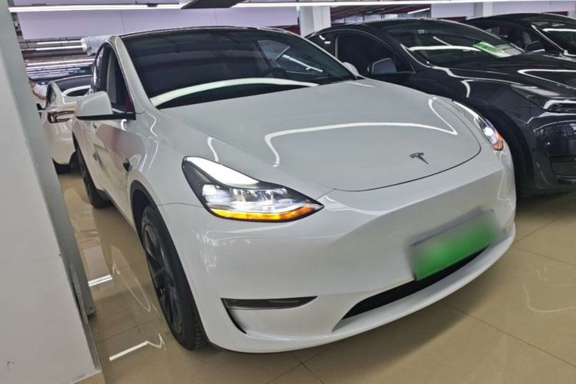 Used Tesla Model Y 2024 Long-Range All-Wheel-Drive Version Front Right 45 Deg