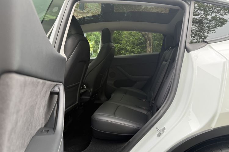 Used Tesla Model Y 2024 Rear-Wheel-Drive Version Interior 1