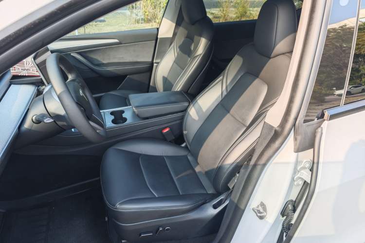 Used Tesla Model Y 2024 Rear-Wheel-Drive Version Interior 1