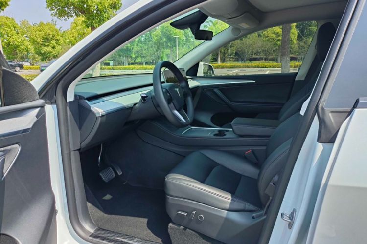 Used Tesla Model Y 2024 Rear-Wheel-Drive Version Interior 1