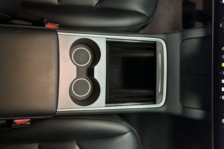 Used Tesla Model Y 2024 Rear-Wheel-Drive Version Interior 2