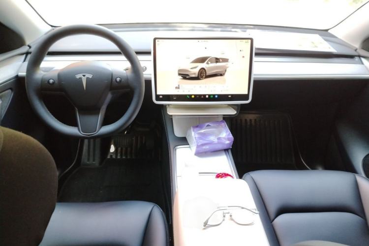 Used Tesla Model Y 2024 Long-Range All-Wheel-Drive Version Interior 2