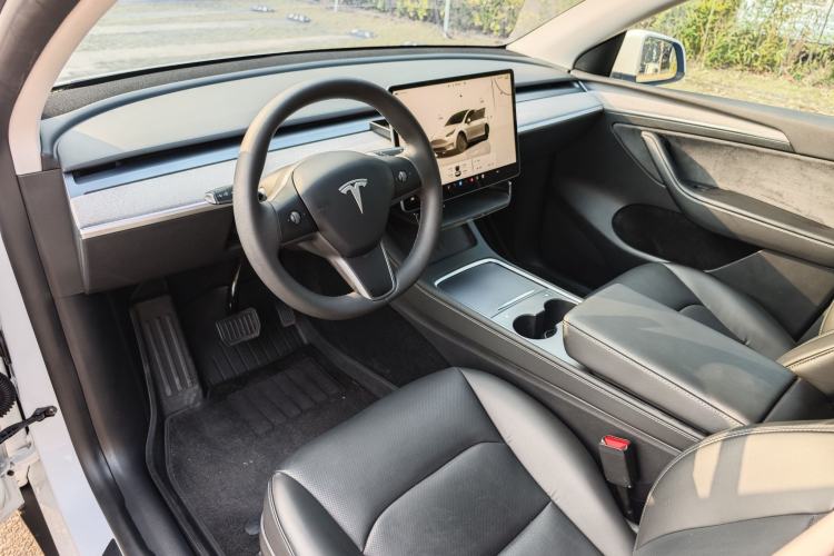 Used Tesla Model Y 2024 Rear-Wheel-Drive Version Interior 2