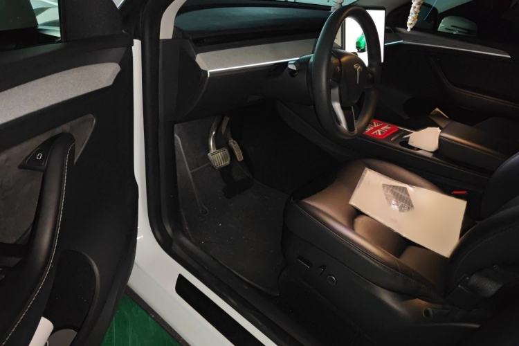 Used Tesla Model Y 2024 Rear-Wheel-Drive Version Interior 3