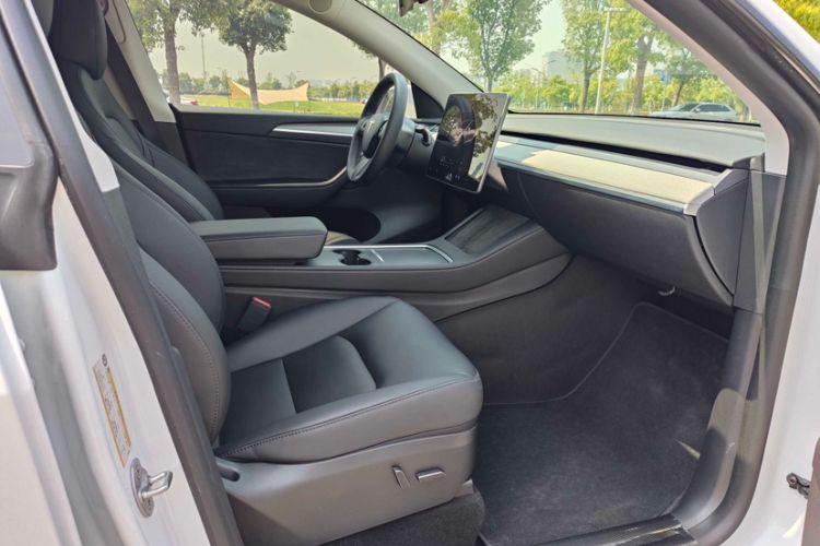 Used Tesla Model Y 2024 Rear-Wheel-Drive Version Interior 3
