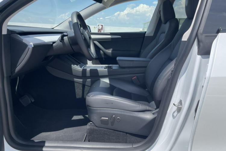 Used Tesla Model Y 2024 Rear-Wheel-Drive Version Interior 4