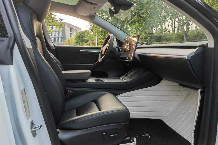 Used Tesla Model Y 2024 Rear-Wheel-Drive Version Interior 6