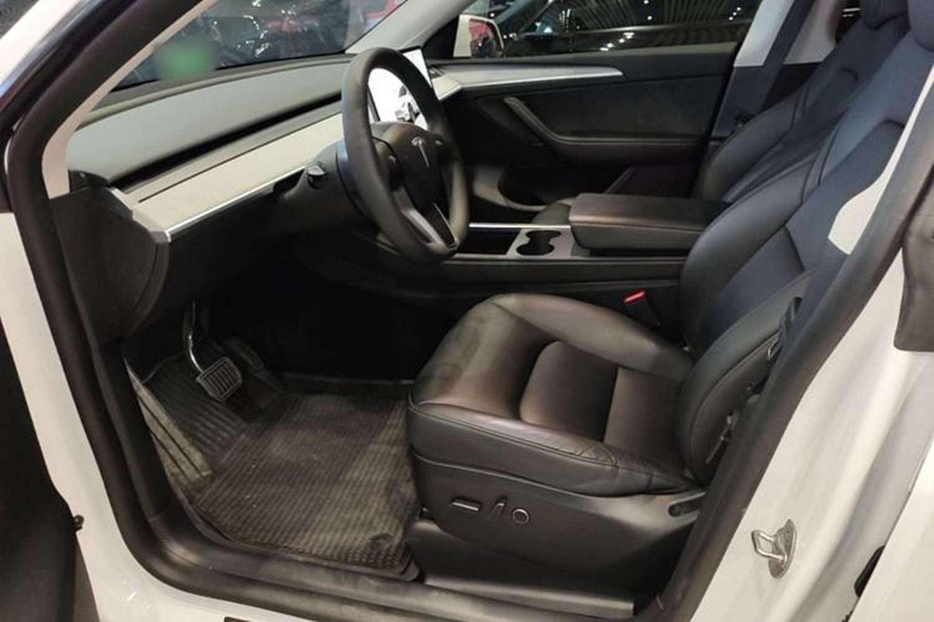 Used Tesla Model Y 2024 Long-Range All-Wheel-Drive Version Left Front Seat