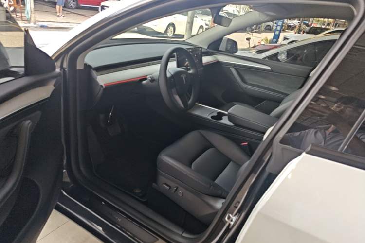 Used Tesla Model Y 2024 Long-Range All-Wheel-Drive Version Left Front Seat