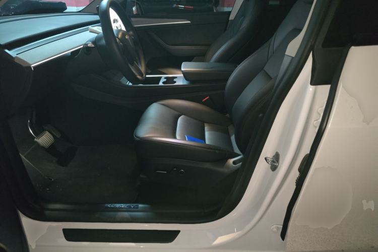 Used Tesla Model Y 2024 Long-Range All-Wheel-Drive Version Left Front Seat