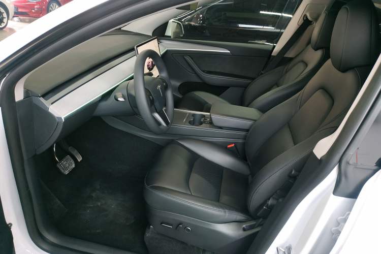 Used Tesla Model Y 2024 Long-Range All-Wheel-Drive Version Left Front Seat