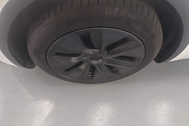Used Tesla Model Y 2024 Long-Range All-Wheel-Drive Version Left Front Wheel Hub