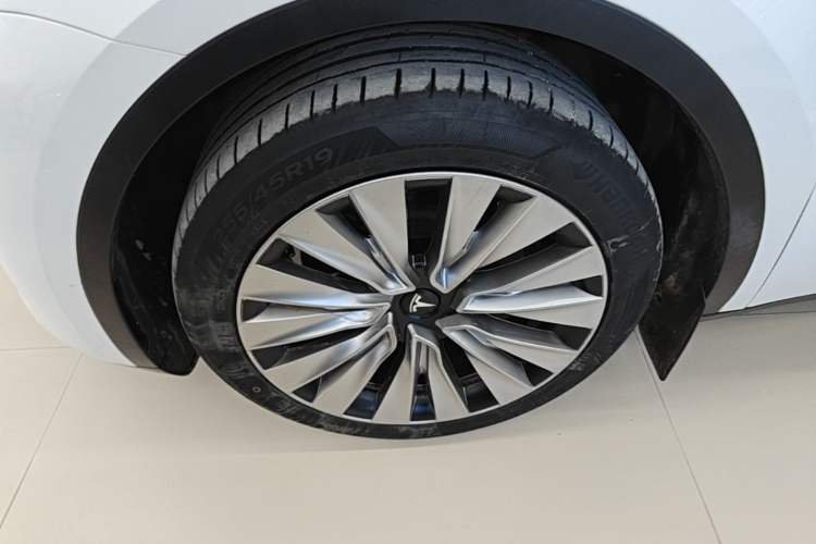Used Tesla Model Y 2024 Long-Range All-Wheel-Drive Version Left Front Wheel Hub