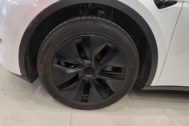 Used Tesla Model Y 2024 Long-Range All-Wheel-Drive Version Left Front Wheel Hub