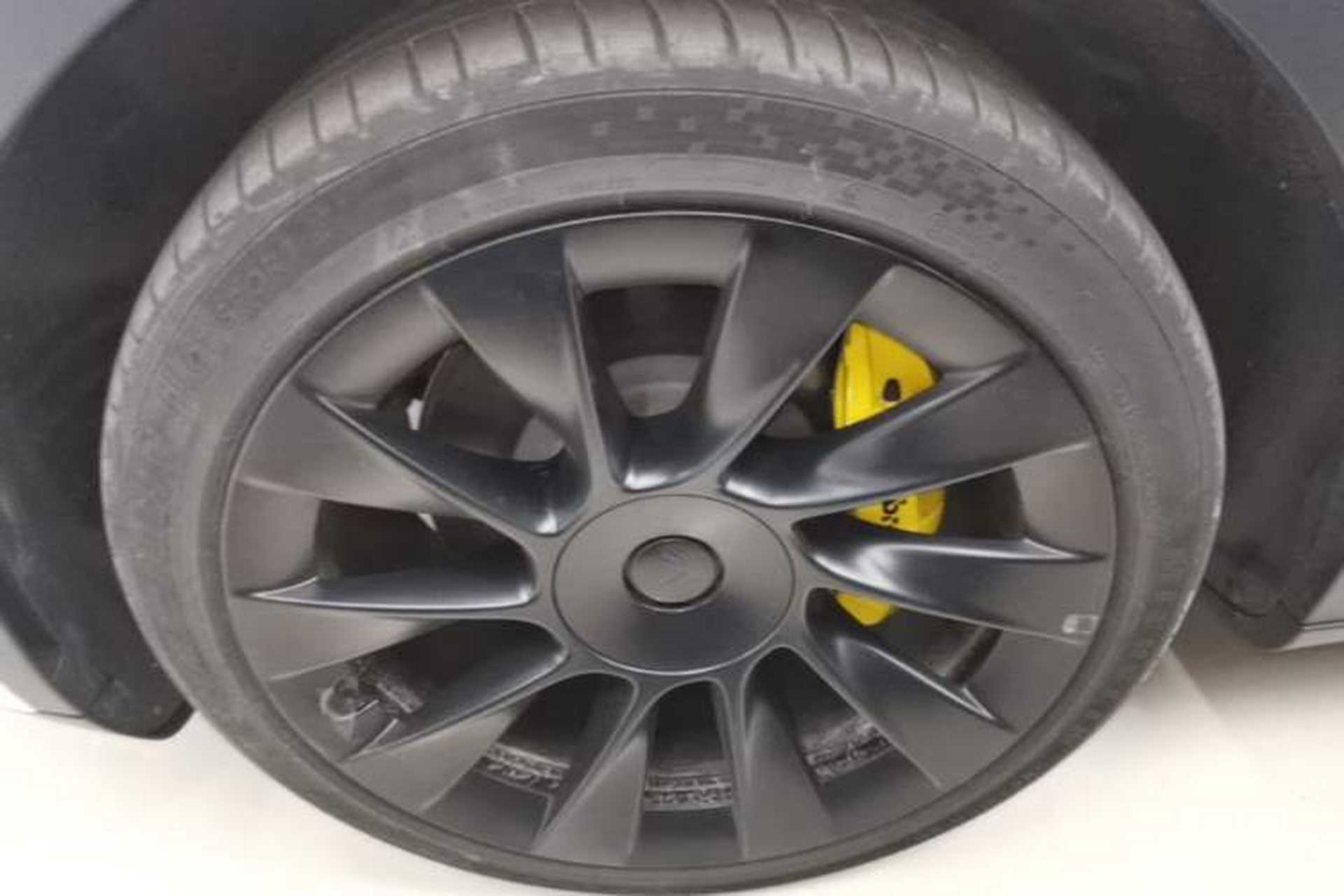 Used Tesla Model Y 2024 Rear-Wheel-Drive Version Left Front Wheel Hub