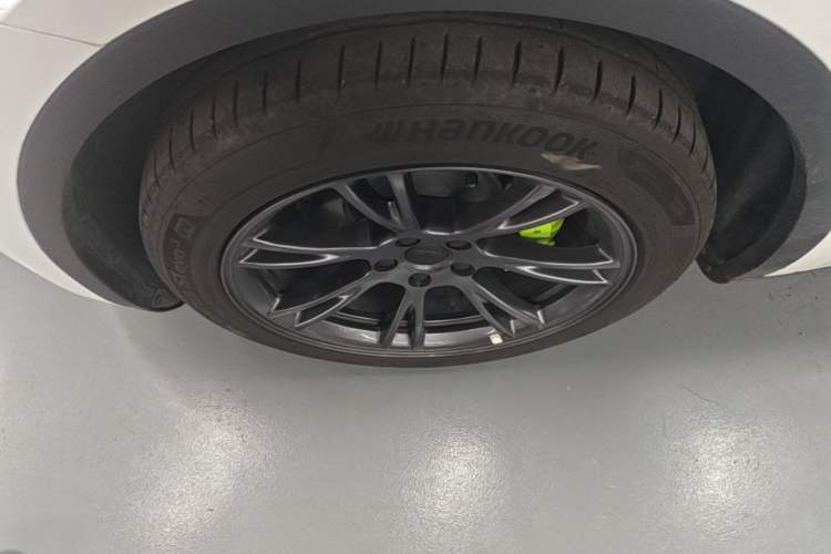 Used Tesla Model Y 2024 Long-Range All-Wheel-Drive Version Left Front Wheel Hub