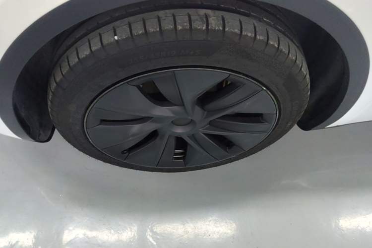 Used Tesla Model Y 2024 Rear-Wheel-Drive Version Left Front Wheel Hub