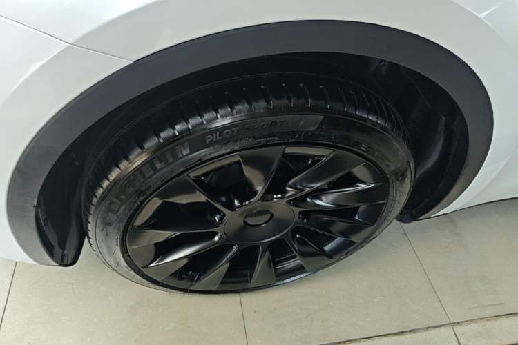 Used Tesla Model Y 2024 Long-Range All-Wheel-Drive Version Left Front Wheel Hub