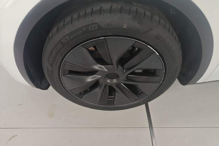 Used Tesla Model Y 2024 Long-Range All-Wheel-Drive Version Left Front Wheel Hub