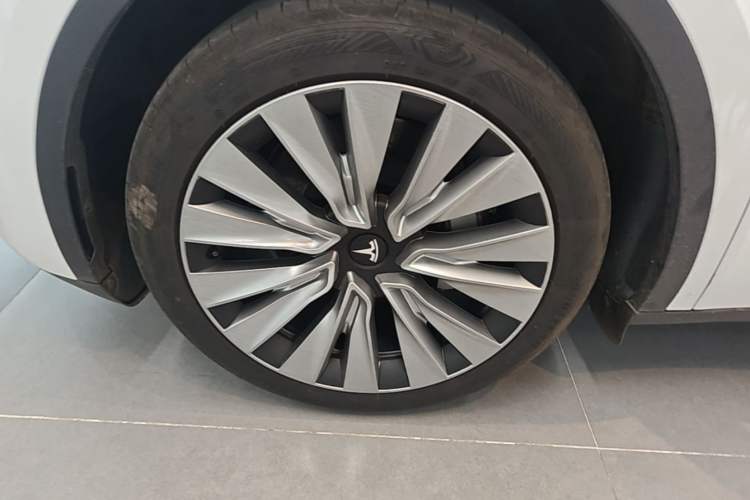 Used Tesla Model Y 2024 Rear-Wheel-Drive Version Left Front Wheel Hub