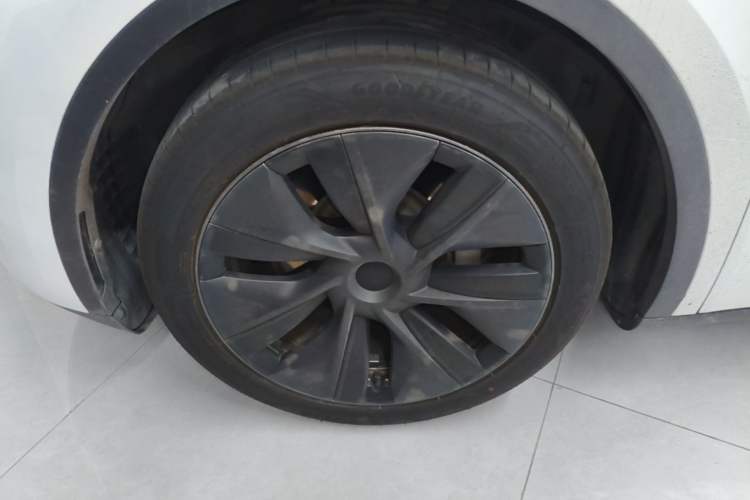 Used Tesla Model Y 2024 Long-Range All-Wheel-Drive Version Left Front Wheel Hub