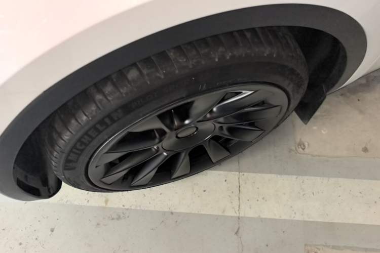 Used Tesla Model Y 2024 Long-Range All-Wheel-Drive Version Left Front Wheel Hub