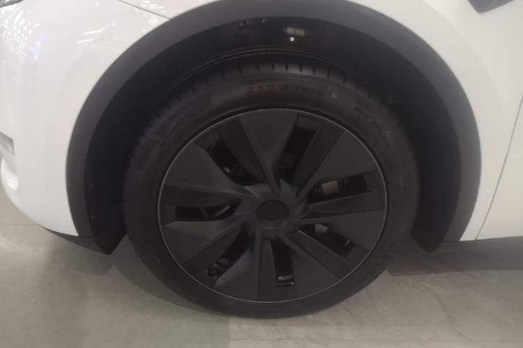 Used Tesla Model Y 2024 Long-Range All-Wheel-Drive Version Left Front Wheel Hub