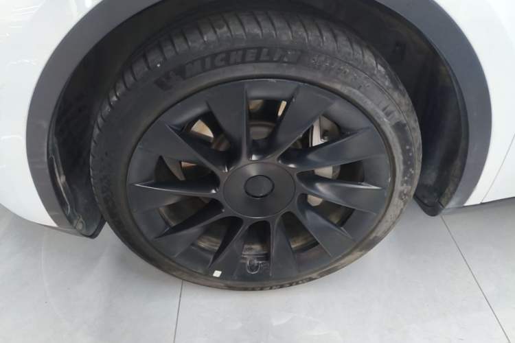 Used Tesla Model Y 2024 Long-Range All-Wheel-Drive Version Left Front Wheel Hub