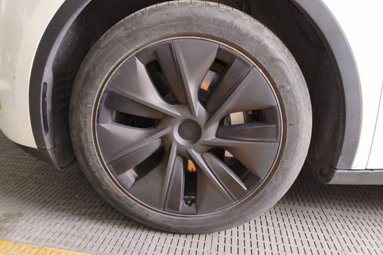 Used Tesla Model Y 2024 Rear-Wheel-Drive Version Left Front Wheel Hub
