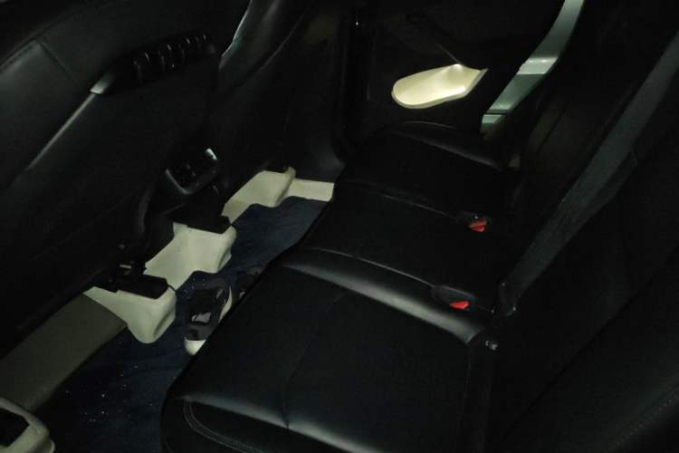 Used Tesla Model Y 2024 Long-Range All-Wheel-Drive Version Left Rear Seat
