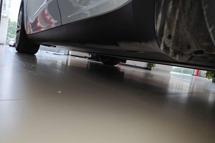 Used Tesla Model Y 2024 Long-Range All-Wheel-Drive Version Left Side Sill