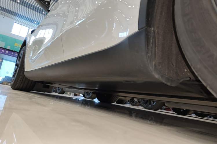 Used Tesla Model Y 2024 Long-Range All-Wheel-Drive Version Left Side Sill