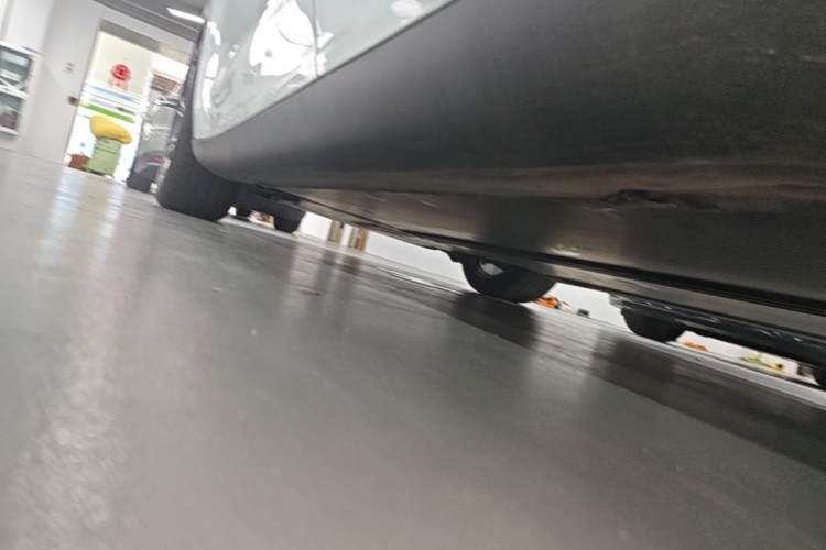 Used Tesla Model Y 2024 Long-Range All-Wheel-Drive Version Left Side Sill