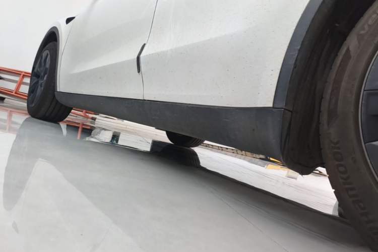 Used Tesla Model Y 2024 Long-Range All-Wheel-Drive Version Left Side Sill