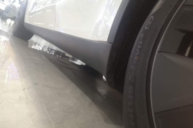 Used Tesla Model Y 2024 Long-Range All-Wheel-Drive Version Left Side Sill