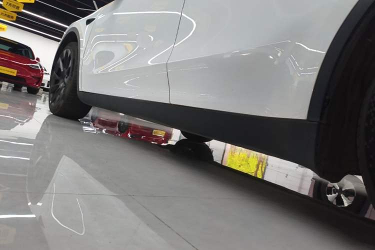 Used Tesla Model Y 2024 Long-Range All-Wheel-Drive Version Left Side Sill
