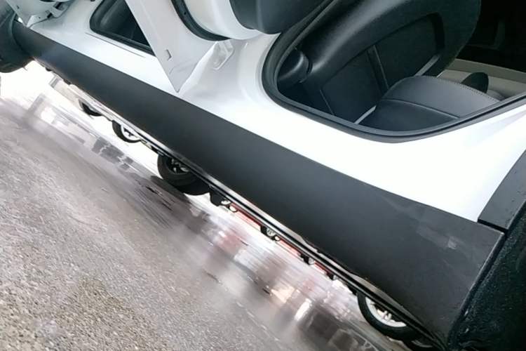 Used Tesla Model Y 2024 Long-Range All-Wheel-Drive Version Left Side Sill