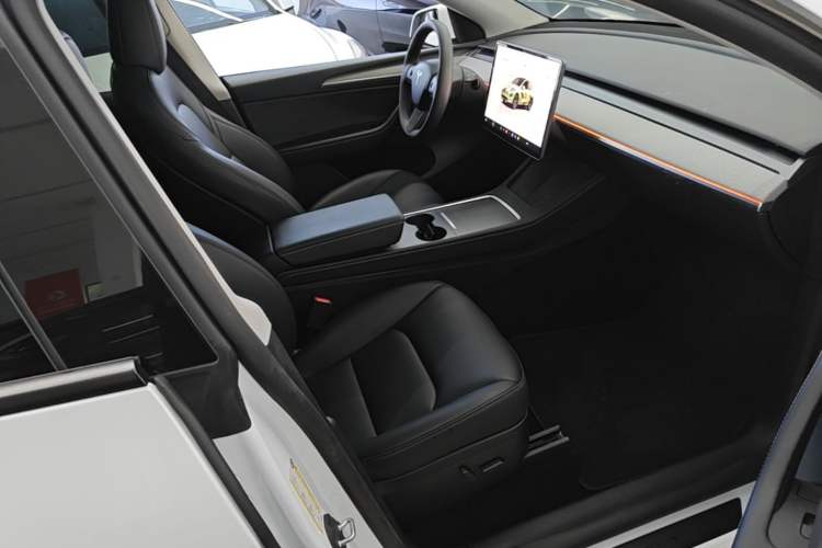 Used Tesla Model Y 2024 Long-Range All-Wheel-Drive Version Right Front Seat