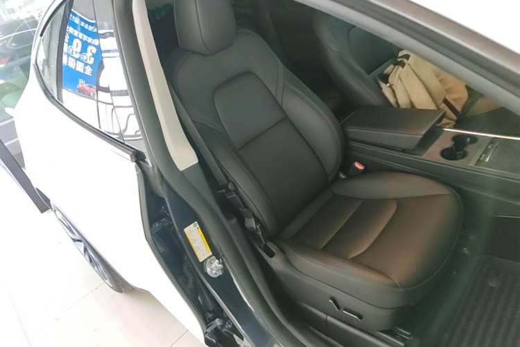 Used Tesla Model Y 2024 Rear-Wheel-Drive Version Right Front Seat