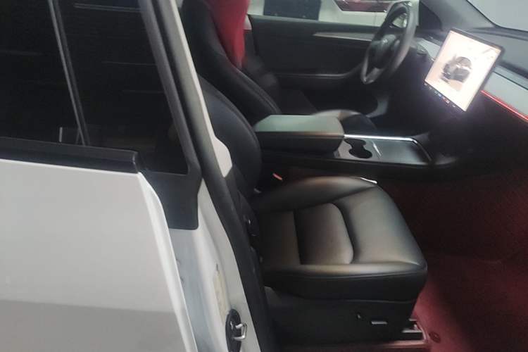 Used Tesla Model Y 2024 Rear-Wheel-Drive Version Right Front Seat