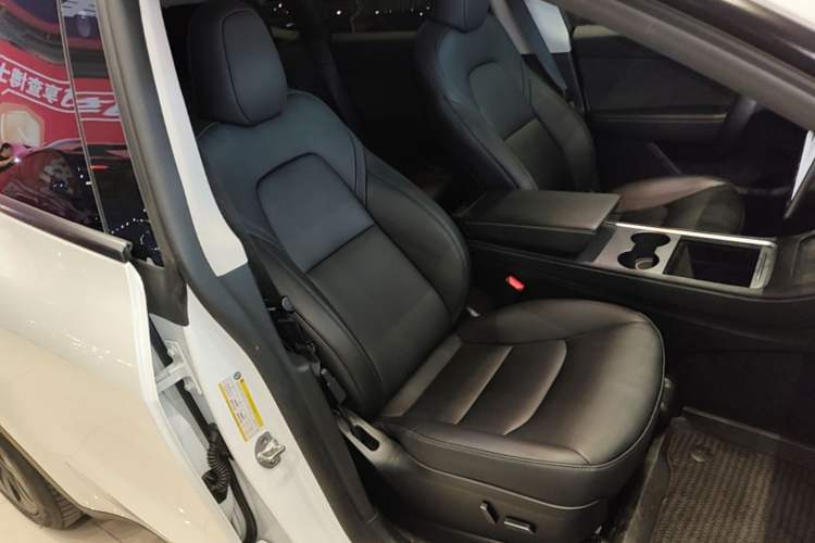 Used Tesla Model Y 2024 Long-Range All-Wheel-Drive Version Right Front Seat