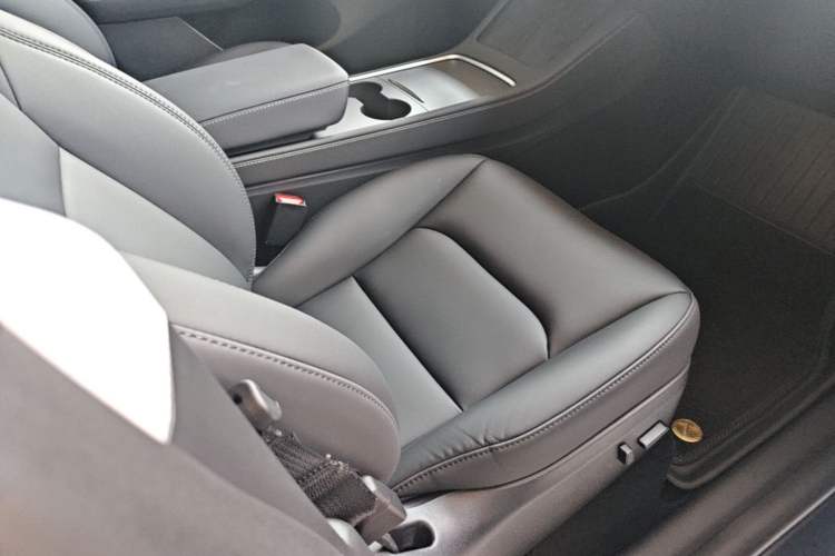 Used Tesla Model Y 2024 Long-Range All-Wheel-Drive Version Right Front Seat