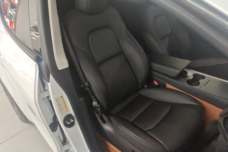 Used Tesla Model Y 2024 Long-Range All-Wheel-Drive Version Right Front Seat