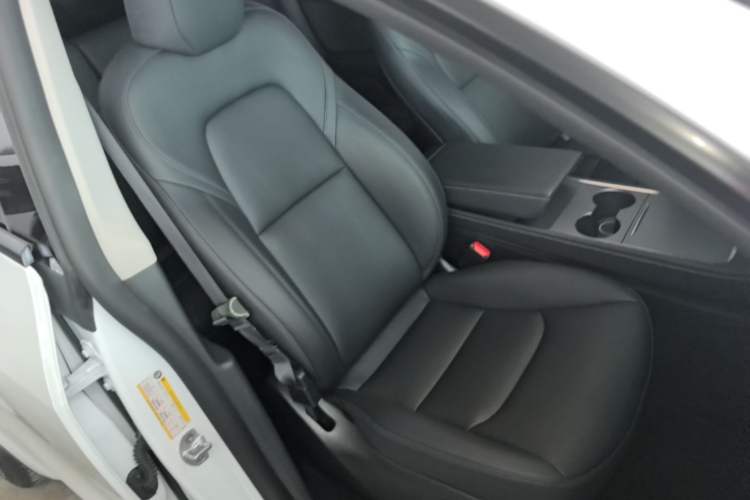 Used Tesla Model Y 2024 Long-Range All-Wheel-Drive Version Right Front Seat
