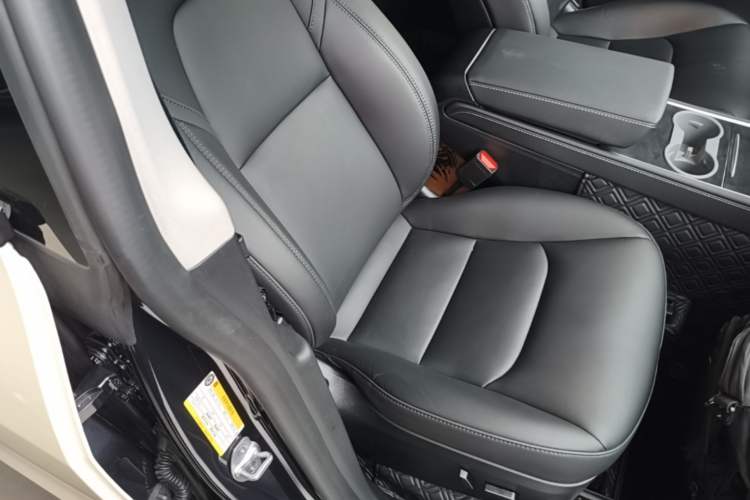 Used Tesla Model Y 2024 Rear-Wheel-Drive Version Right Front Seat