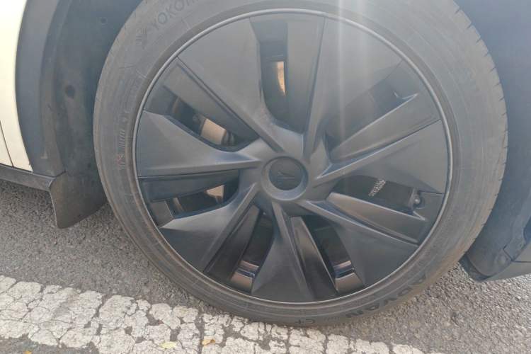 Used Tesla Model Y 2024 Rear-Wheel-Drive Version Right Front Wheel Hub